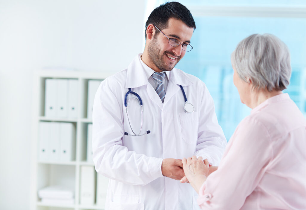 Médecin soutenant son patient